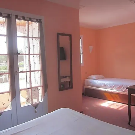 La Chaumiere 2*